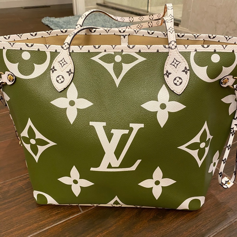 Beautiful Louis Vuitton giant monogram Neverfull